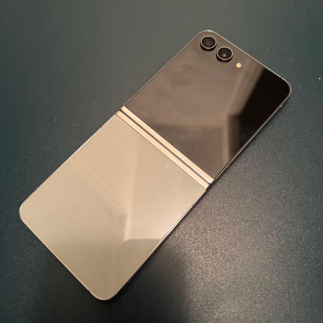 かなり綺麗　GALAXY z flip5 au版　国内版