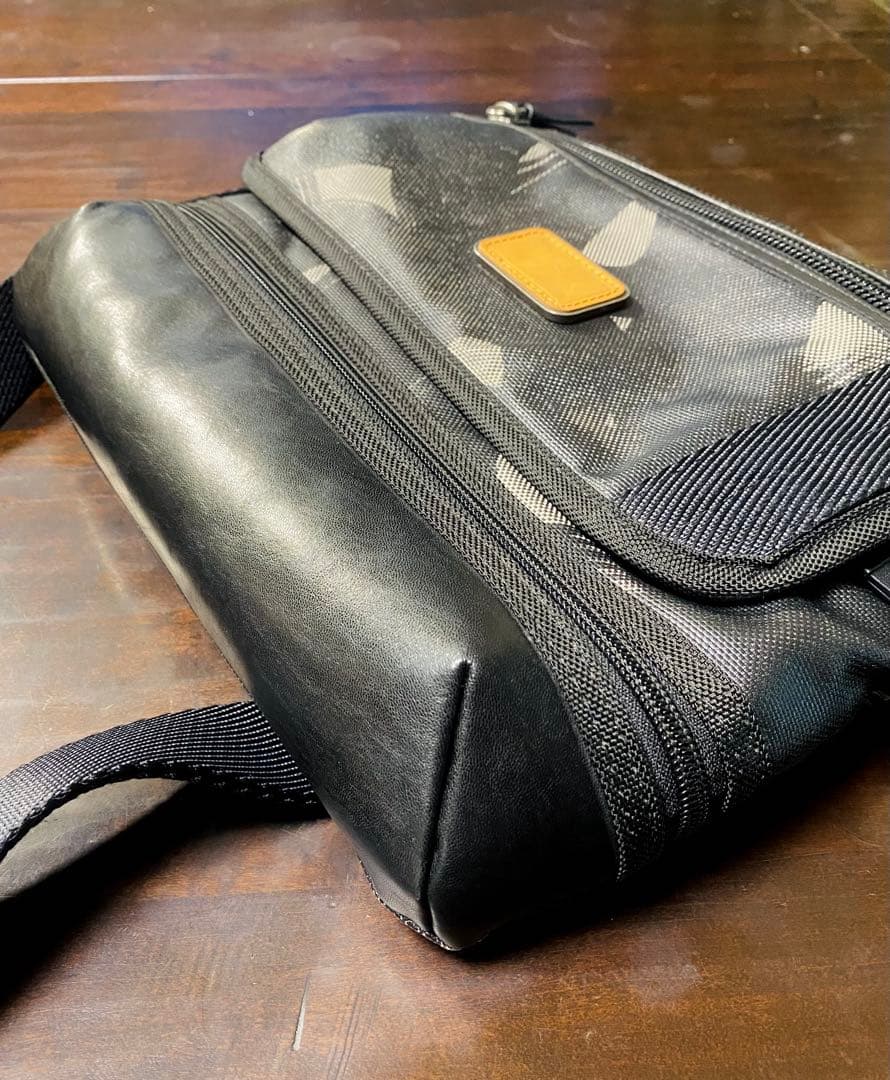 トゥミ TUMI ALPHA BRAVO ショルダーバッグ 黒/カモフラ柄