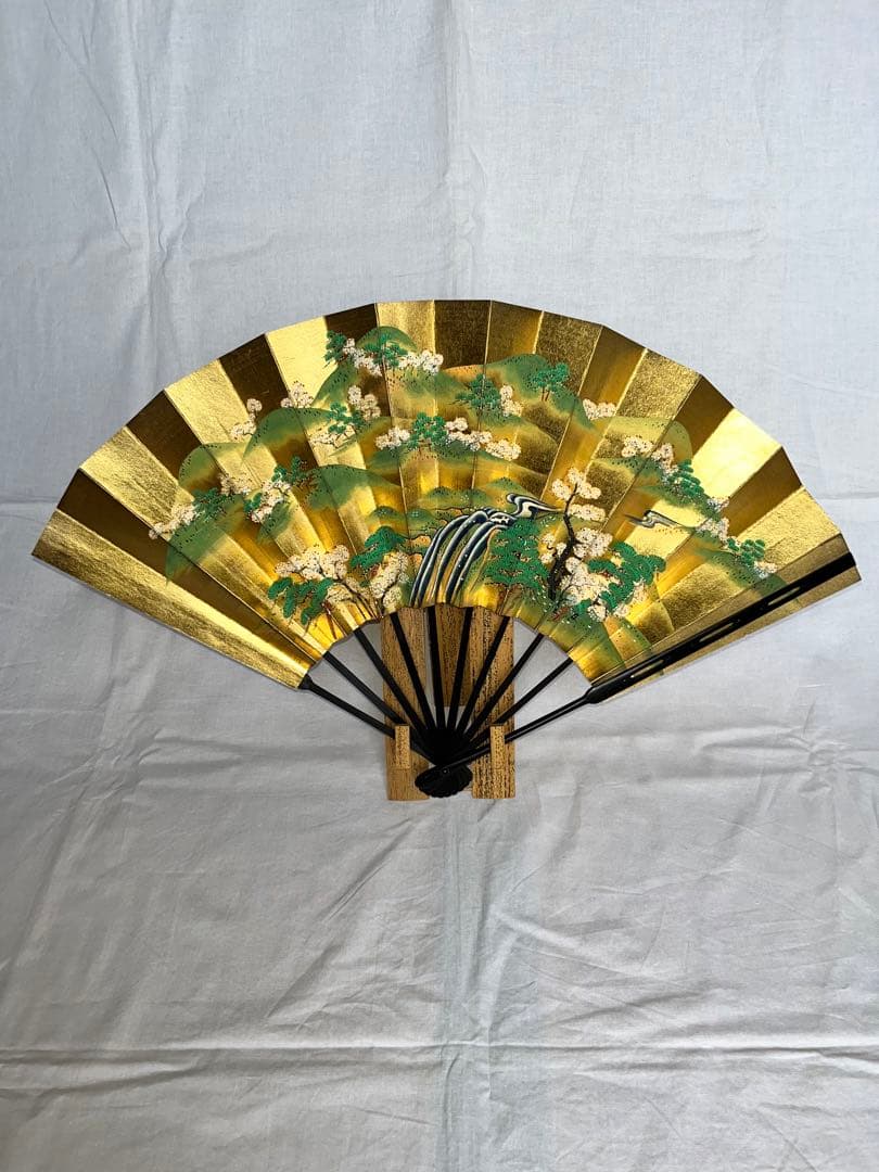 金地に春秋の柄仕舞扇