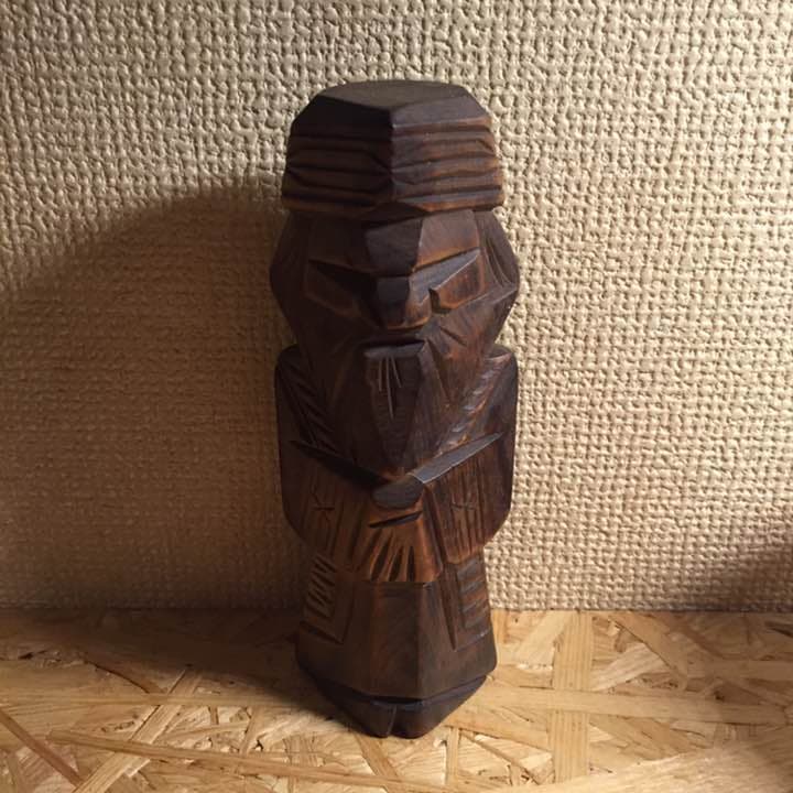 アイヌのシャーマンによる手彫り木人形