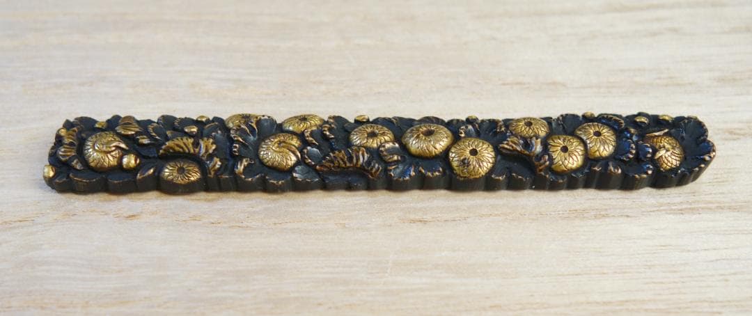 鍔 鐔 小柄 刀装具 日本刀 骨董 江戸時代【銅地 高肉彫 鍍金 菊花尽図小柄】