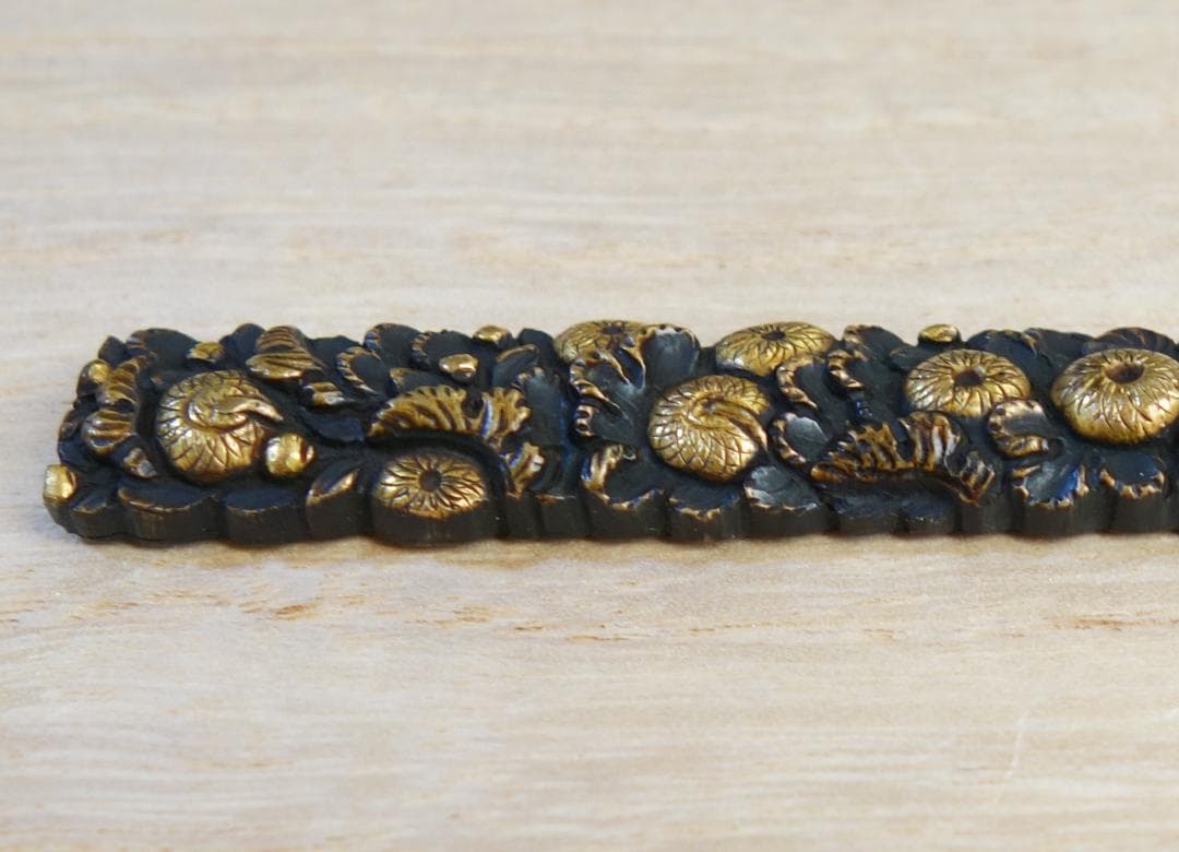 鍔 鐔 小柄 刀装具 日本刀 骨董 江戸時代【銅地 高肉彫 鍍金 菊花尽図小柄】