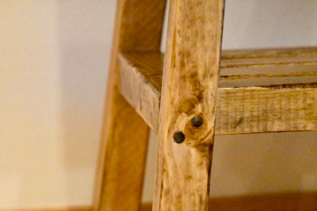 ハンドメイド木製スツール　ベンチ　下部棚付き