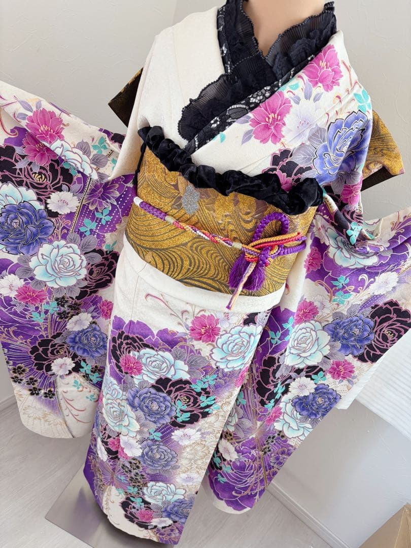 振袖正絹振袖フルセット　新品ボリューム有りのファー付き　牡丹薔薇　ラメ加工　黒白