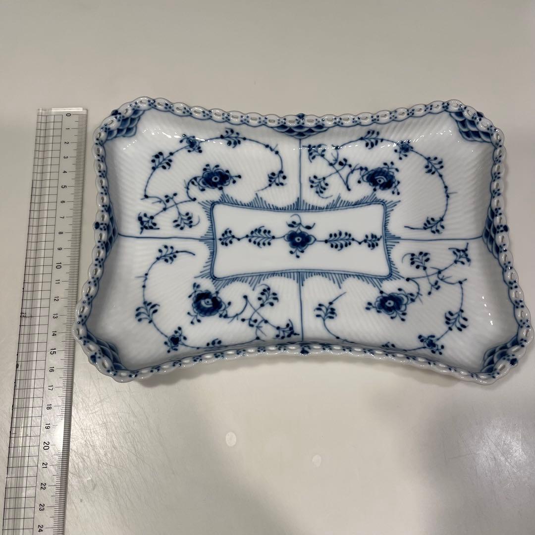 ロイヤルコペンハーゲン　青い花柄の白磁皿 約25cm