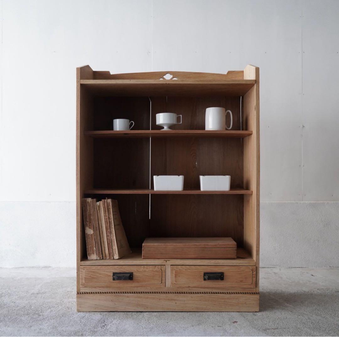 引き出しのついた木製棚