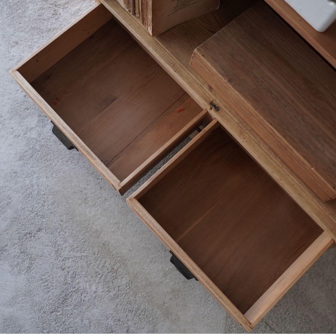 引き出しのついた木製棚