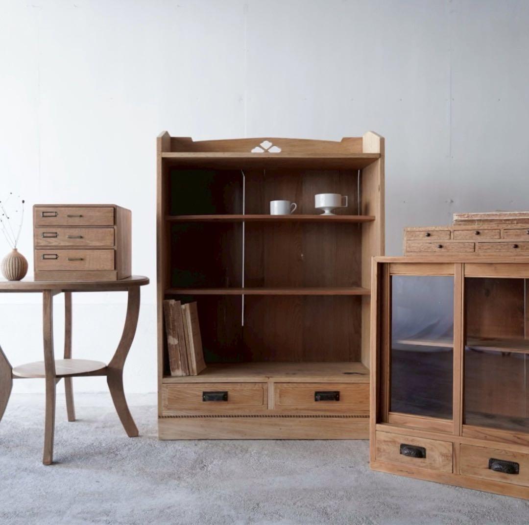 引き出しのついた木製棚