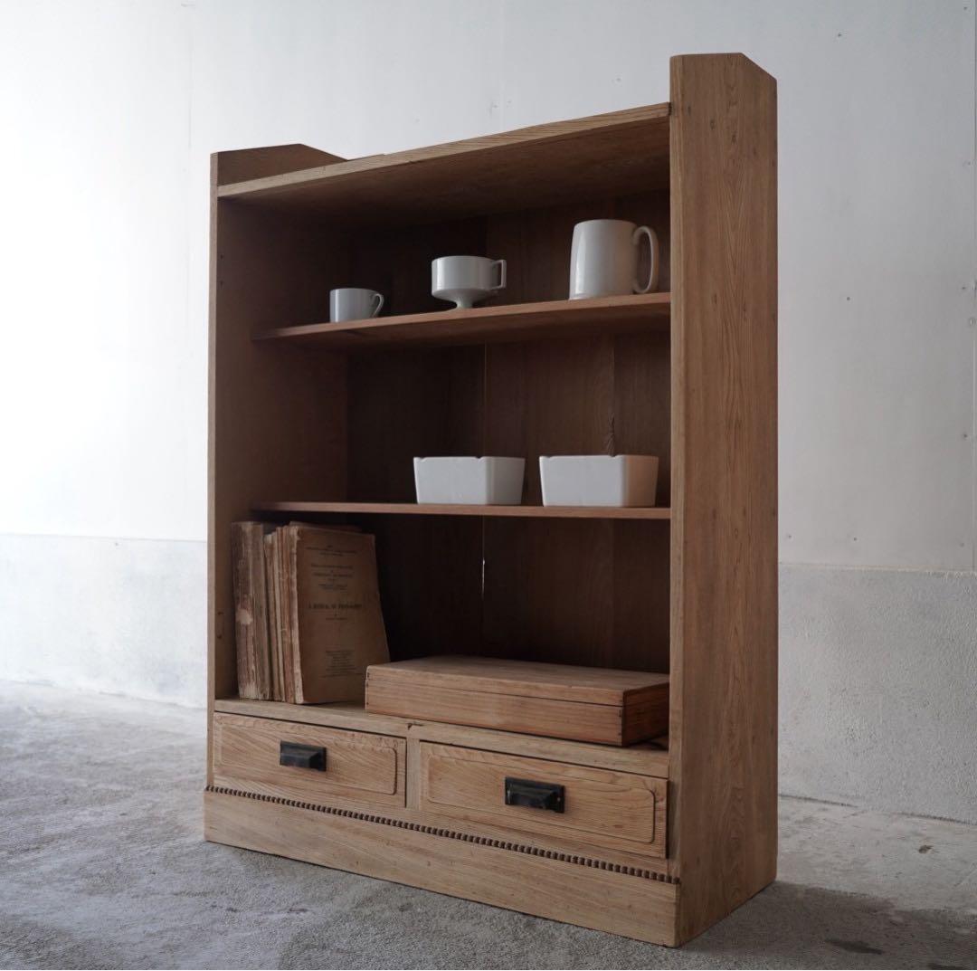 引き出しのついた木製棚