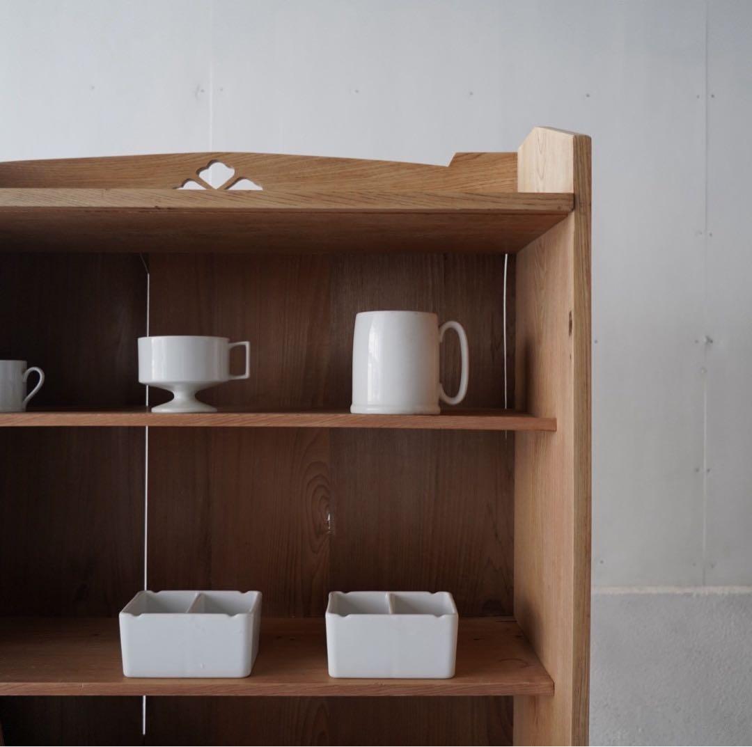 引き出しのついた木製棚