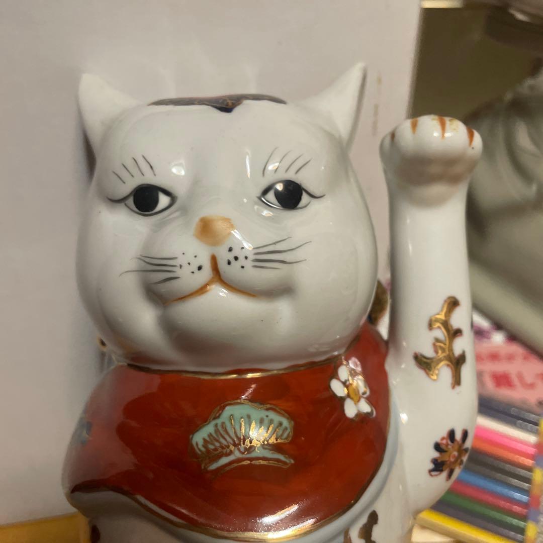伊万里焼き招き猫 左手あげ　商売繁盛.良縁　陶器製 置物 花柄 唐草