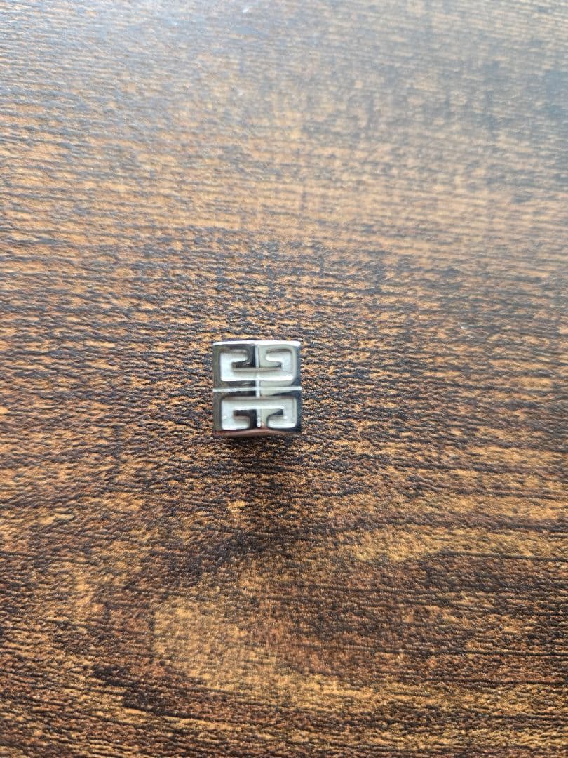 【GIVENCHY】ジバンシー4G シルバースタッド ピアス　片耳