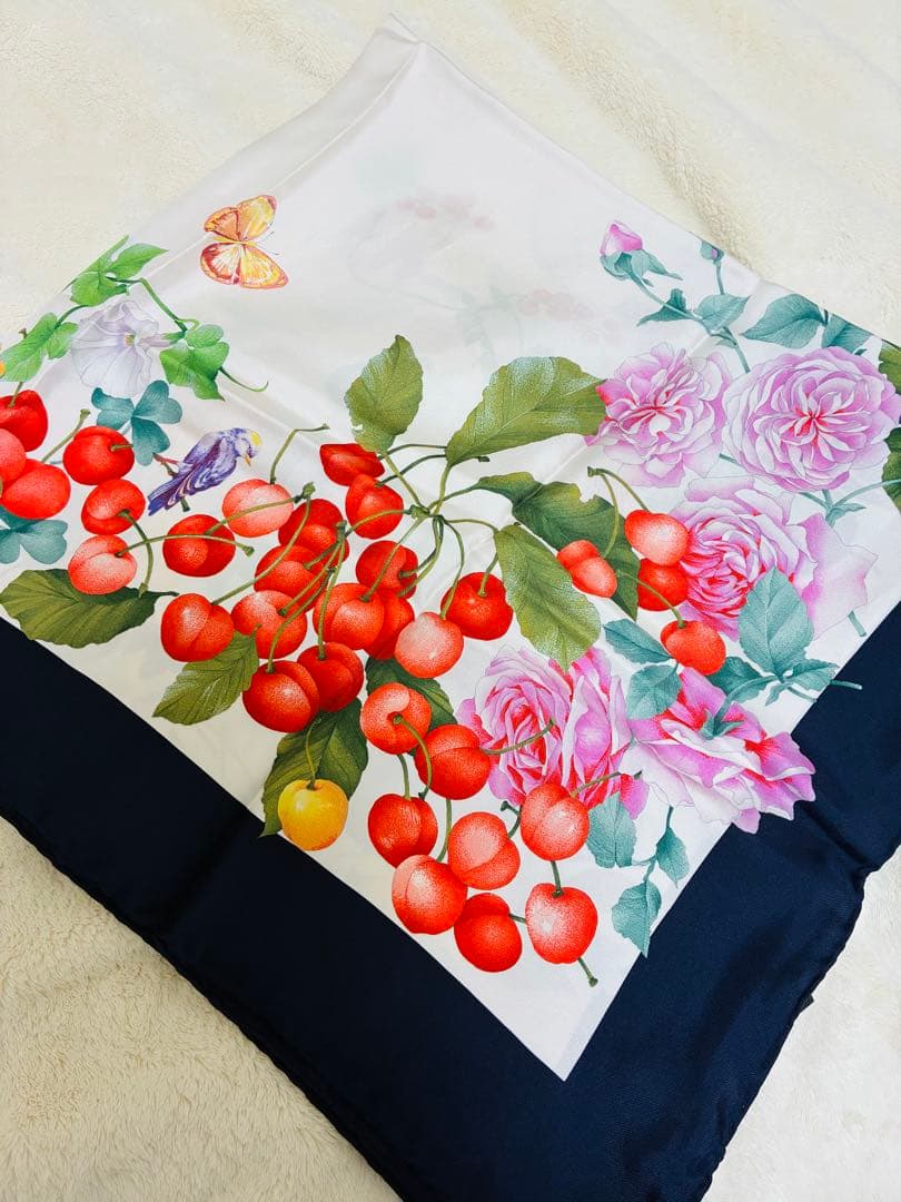 Gucci 【新品未使用】 フラワーとフルーツ柄のシルクスカーフ