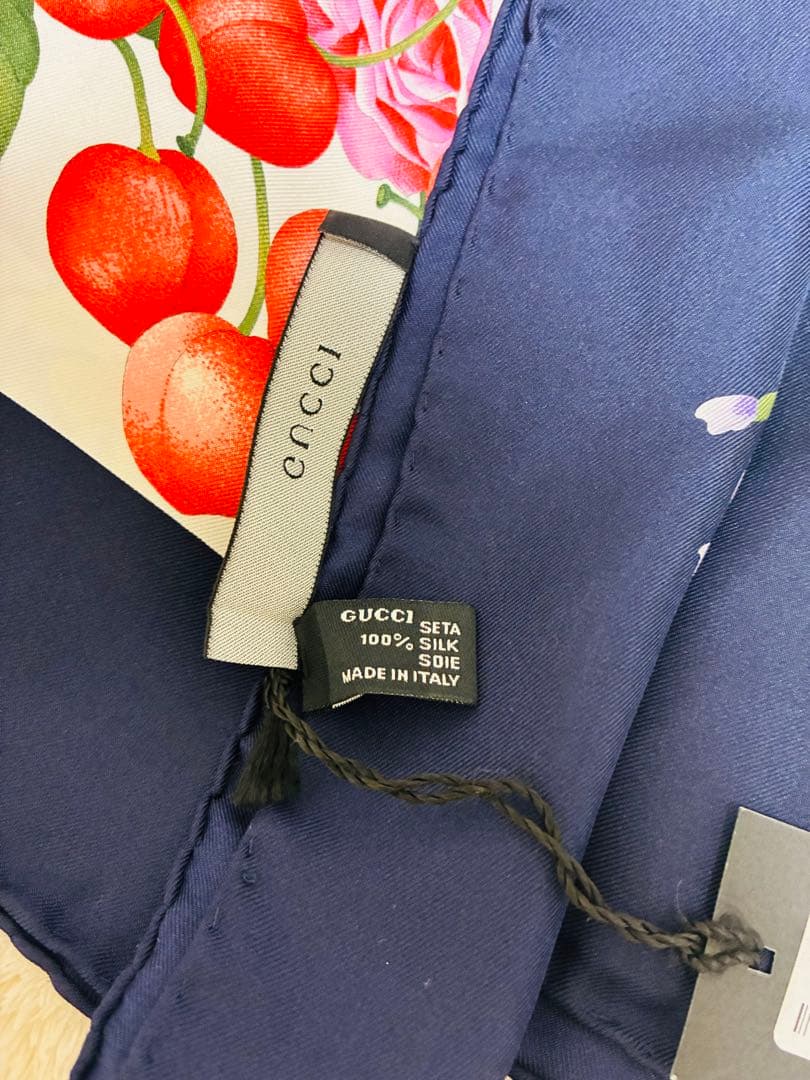 Gucci 【新品未使用】 フラワーとフルーツ柄のシルクスカーフ