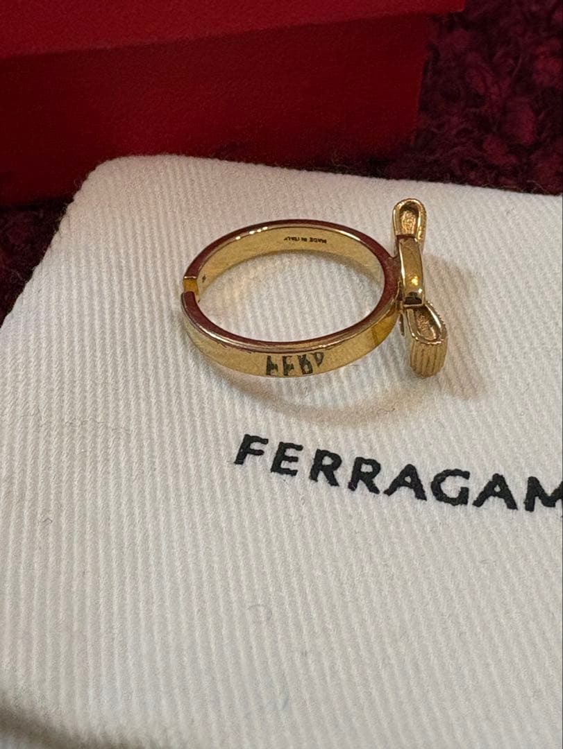FERRAGAMO リボンモチーフリング　ヴァラ