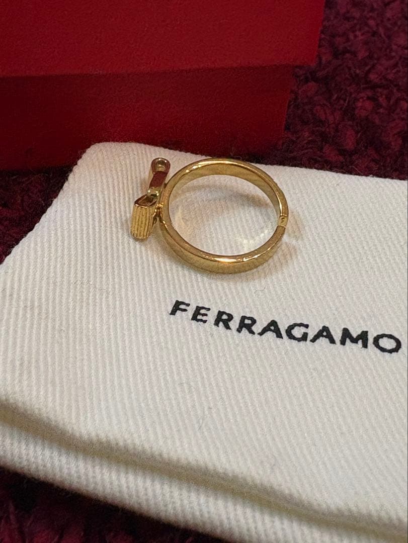 FERRAGAMO リボンモチーフリング　ヴァラ