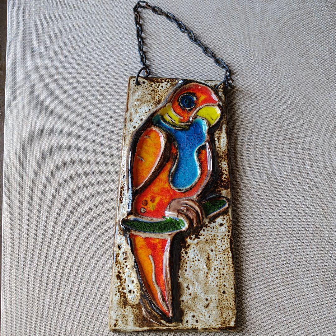 オウムの陶器製壁掛け