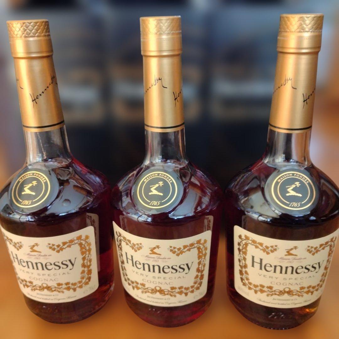Hennessy 　ベリースペシャルブランデ−3本700ml