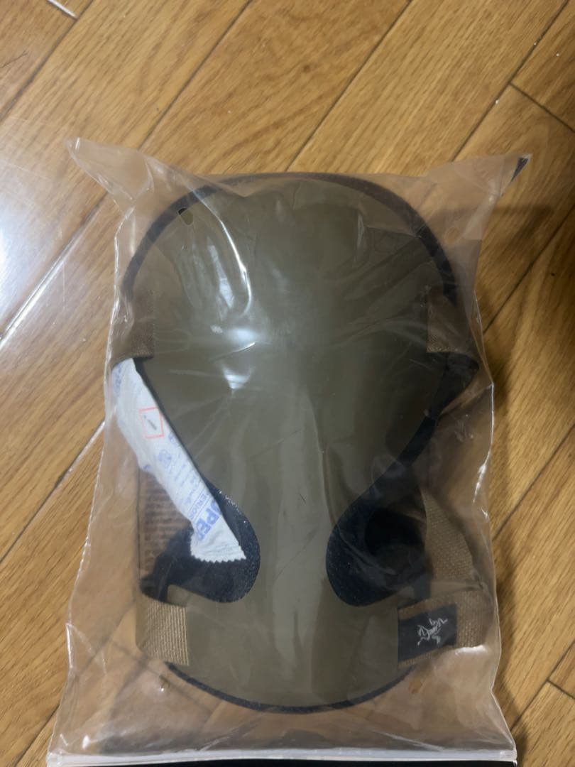 【7/18まで】【新品未使用】ARC’TERYX 　ニーパッド