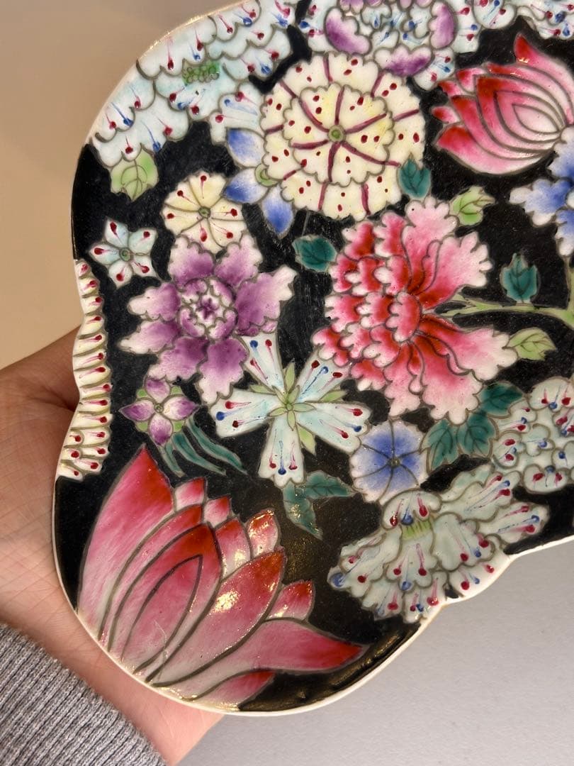 大清同治年製 底款 黒地 百花不落地 彩絵 雲形 高台 皿 古董品 古い陶磁