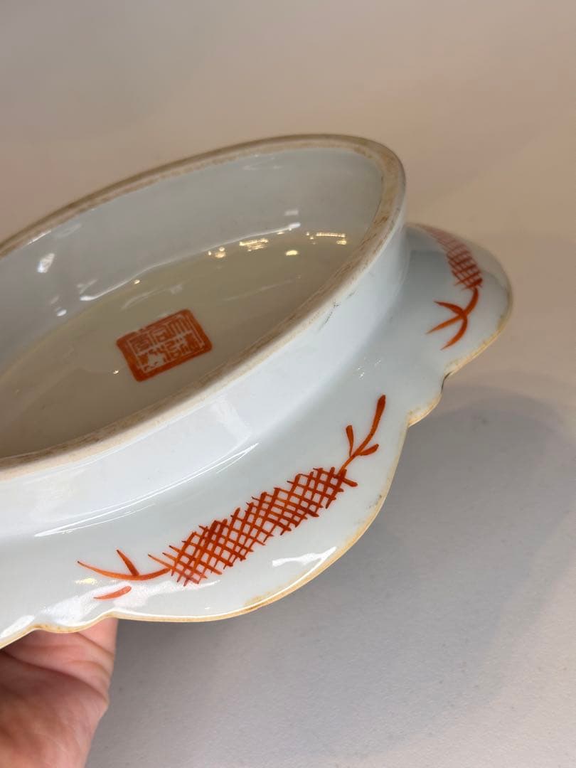 大清同治年製 底款 黒地 百花不落地 彩絵 雲形 高台 皿 古董品 古い陶磁