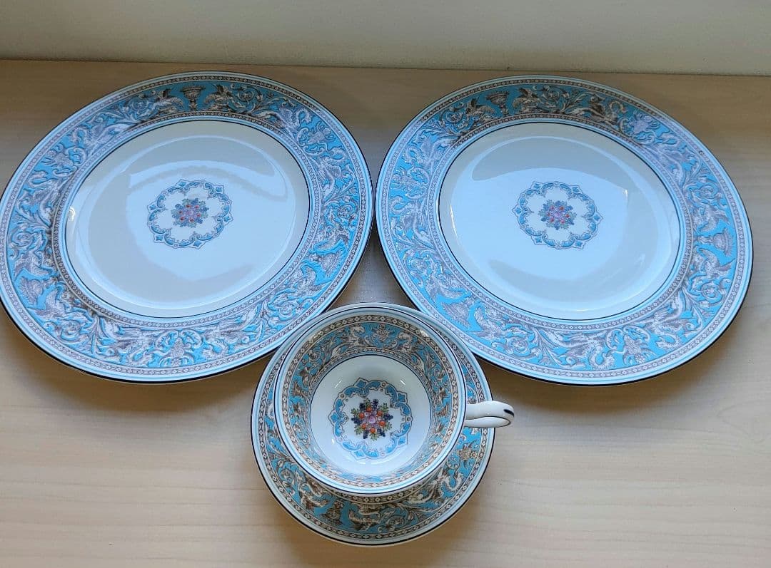 ウェッジウッド フロレンティーンターコイズ カップ＆ソーサー　大皿　２枚　黒壺