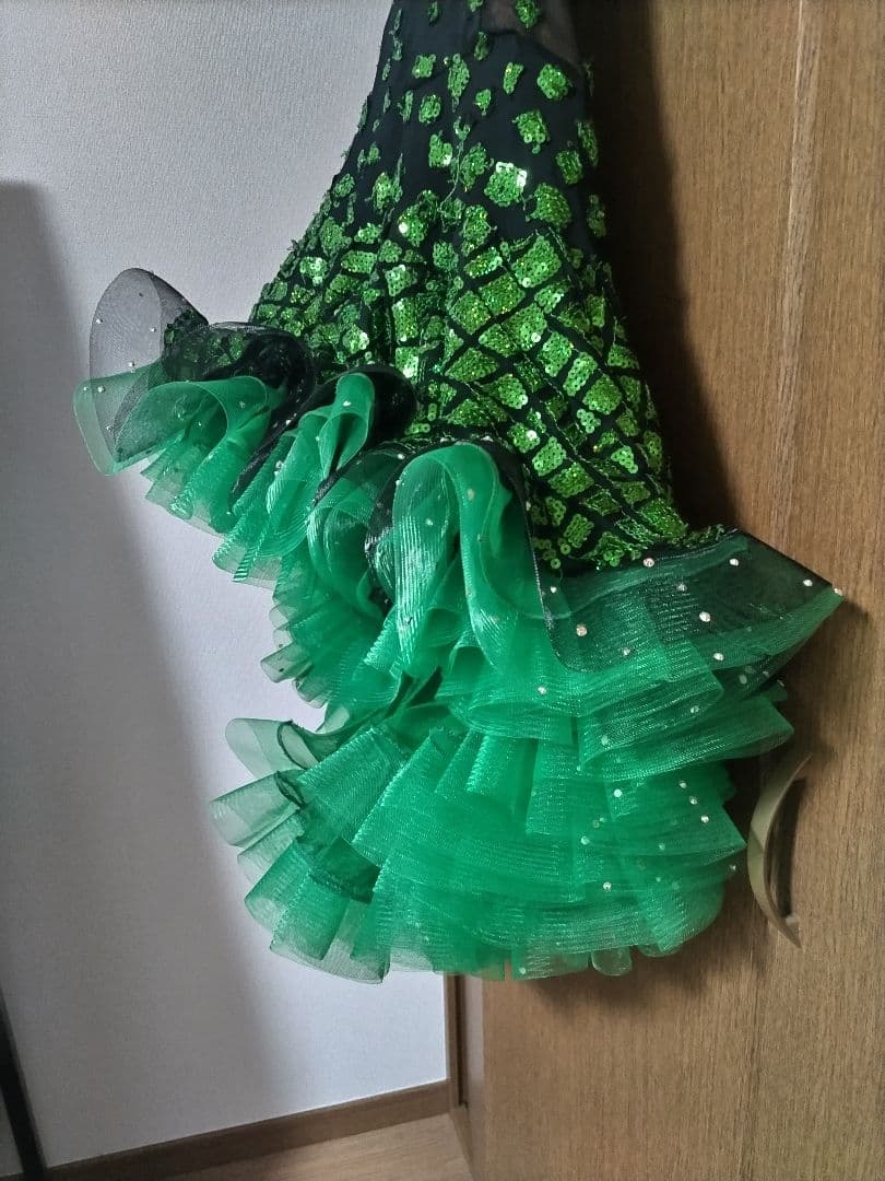 【期間限定値下げ・パソスカート有り】黒と緑のエレガントなラテンドレス