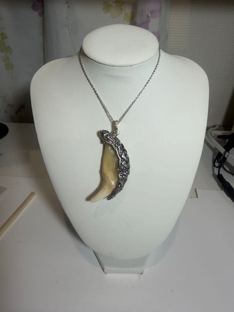 熊牙　ツキノワグマ　熊の牙　熊歯　ネックレス　キーホルダー　新作　送料無料