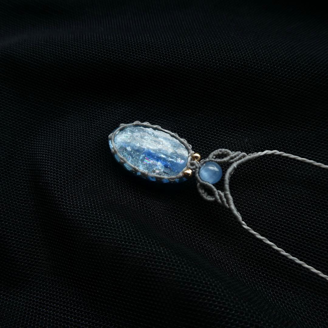 バイカラーカイヤナイトのマクラメネックレス