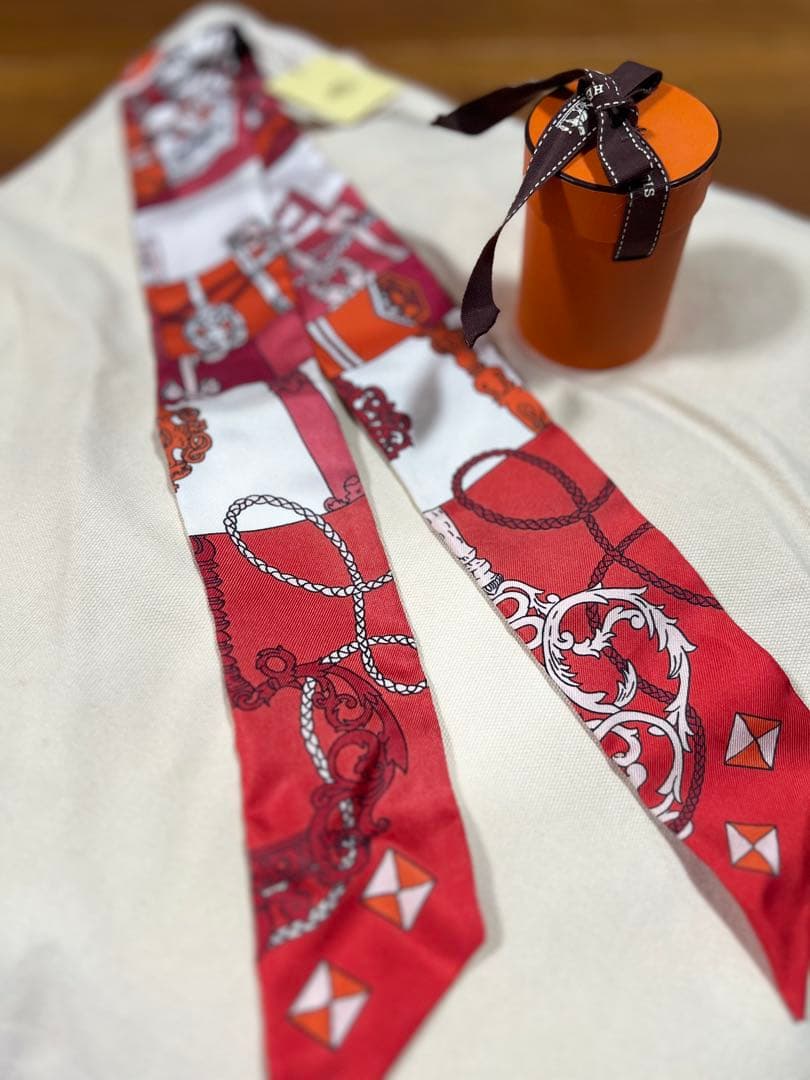 [新品　未使用品］HERMESエルメスツイリー(鍵)箱、タグ付き