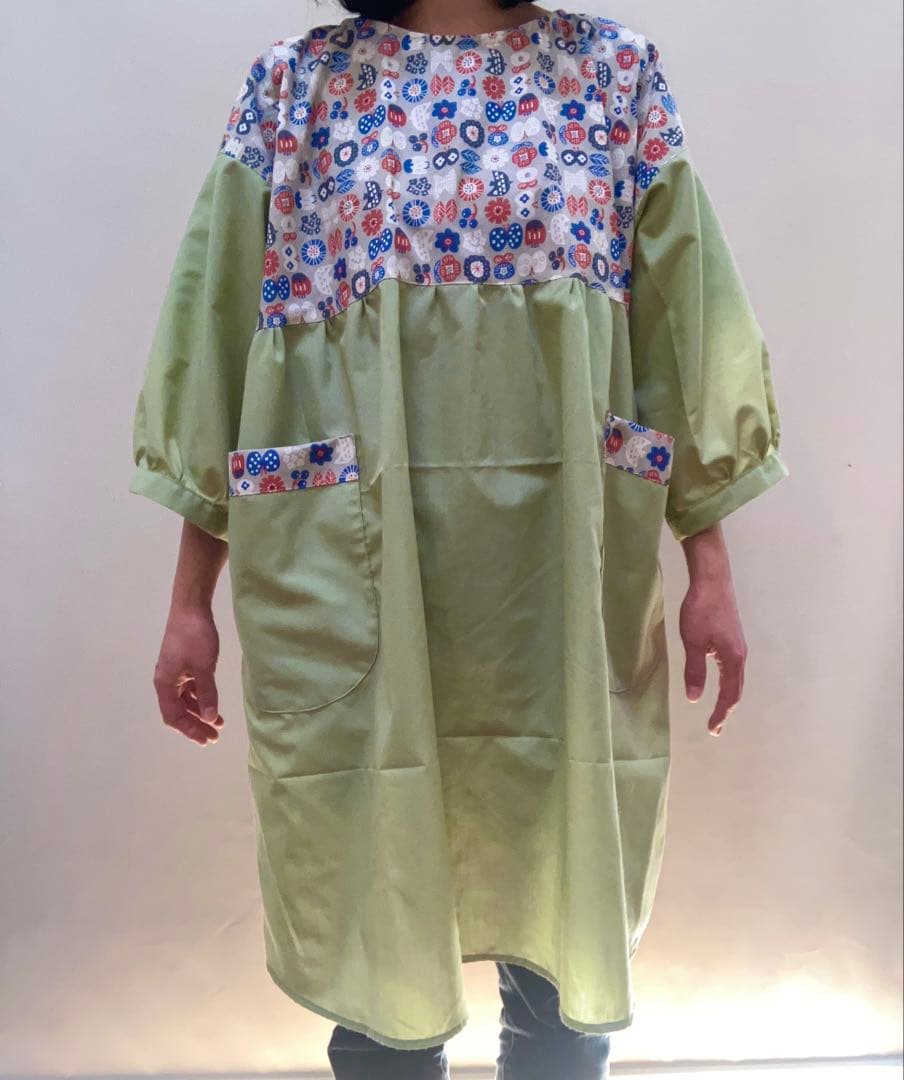 ミップウ　ハンドメイドエプロン　保育士　幼稚園教諭　介護士　七分丈