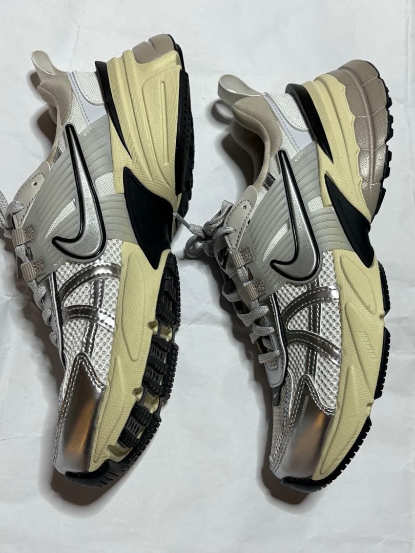 KOU☆HARU極美品＜NIKE＞ウィメンズ V2K RUN/スニーカー