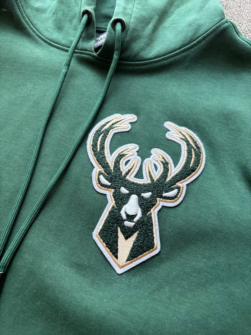 現地オフィシャルショップ　NBA ミルウォーキー　バックス ワッペン付きパーカー