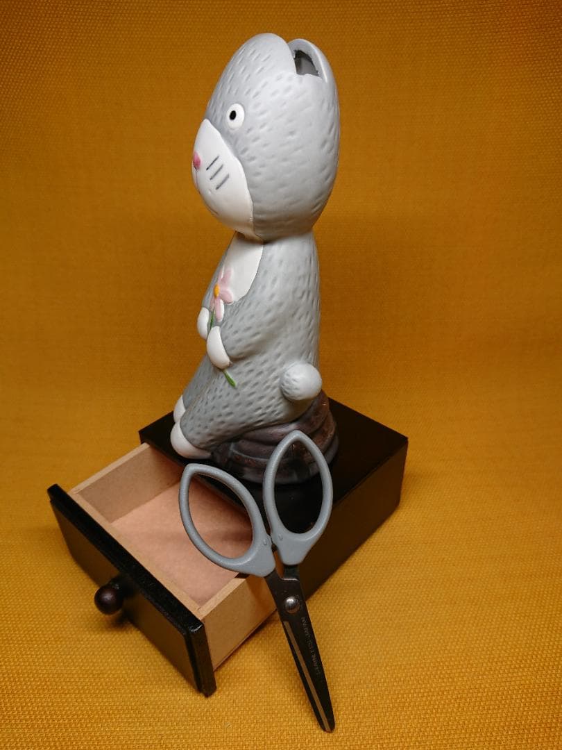 【美品】人形　兎　小物入れ　陶器　置物　インテリア　工芸品　美術品　A1076