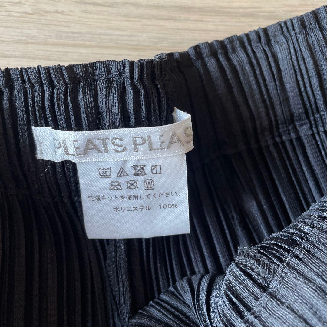 プリーツプリーズ　パンツ　黒