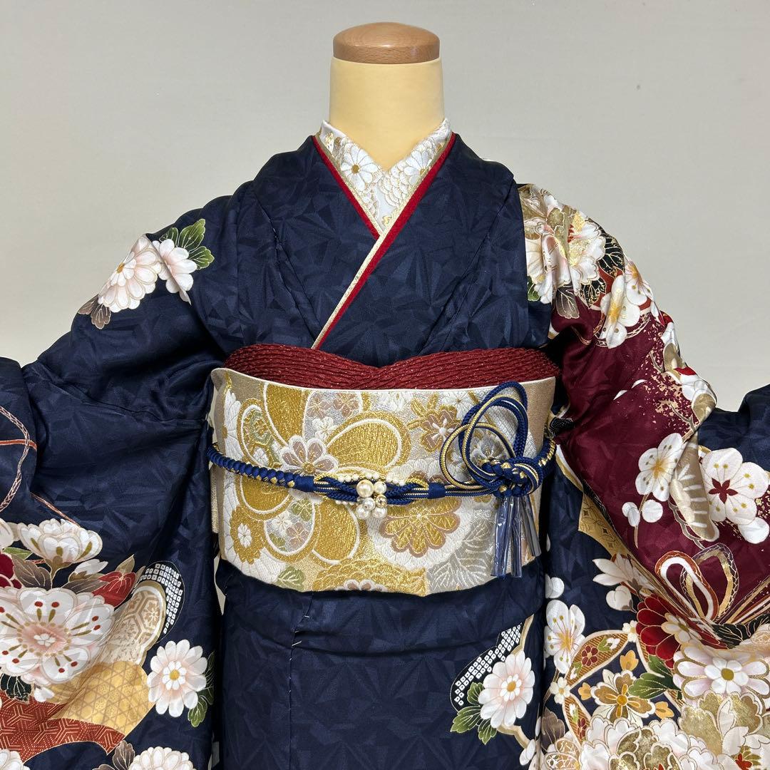 紺地の上品な牡丹や菊の金彩古典振袖セット