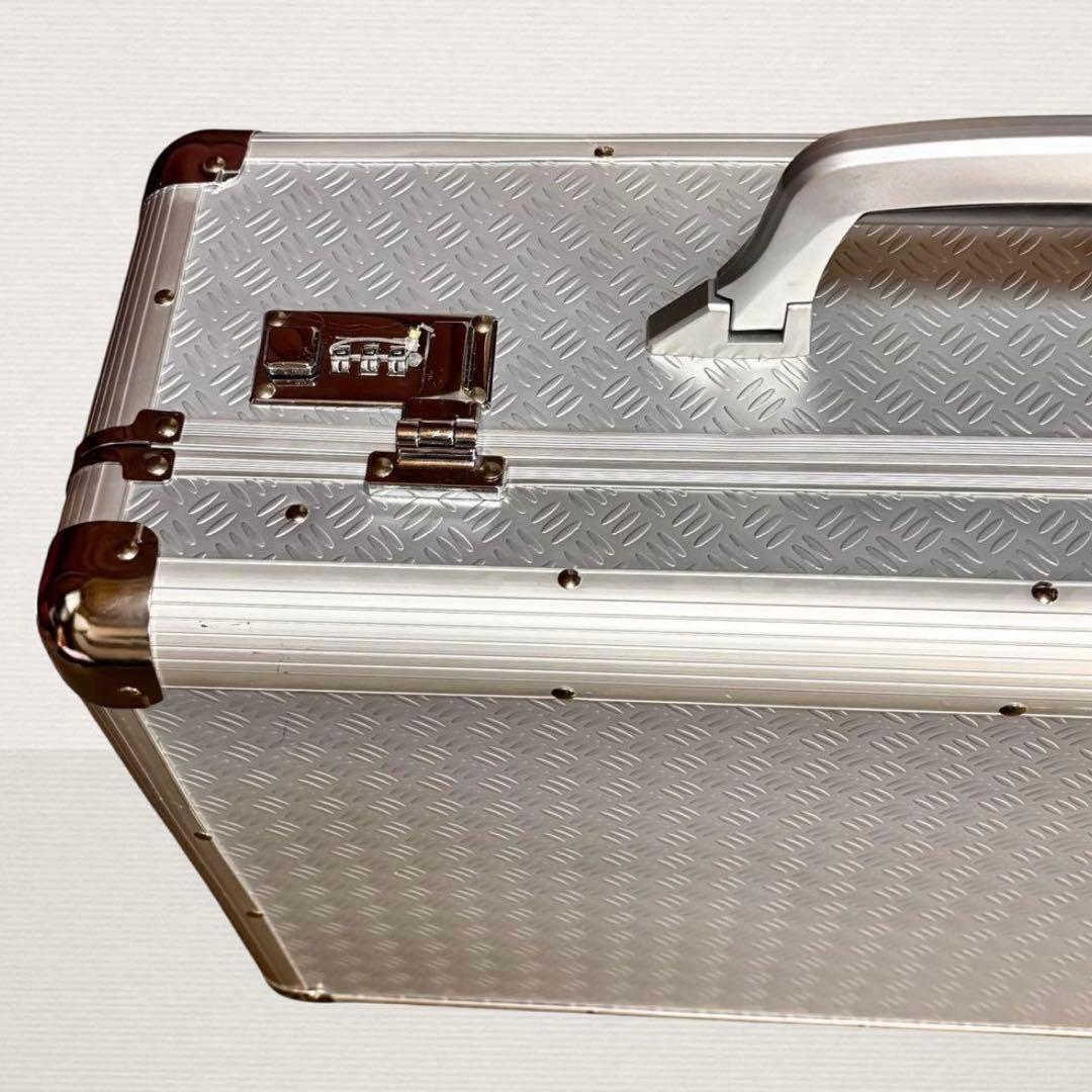 アルミ製キャリーケース 機内持込サイズ 2輪キャスター付き