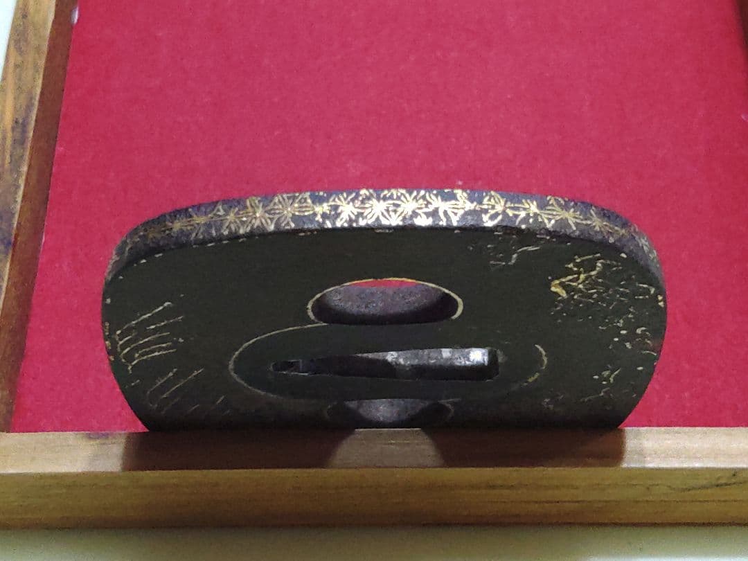 撫角形鍔　金象嵌耳　柳・笹柄　線象嵌　武具　ツバ　かわいい鍔　つば　鉄製　刀装具