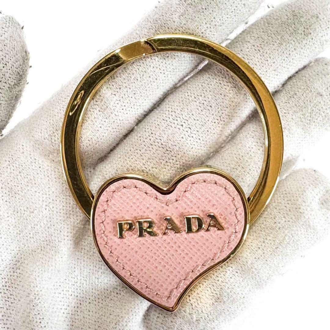 PRADA プラダ　キーリング　ハートモチーフ　ピンク　サフィアーノレザー