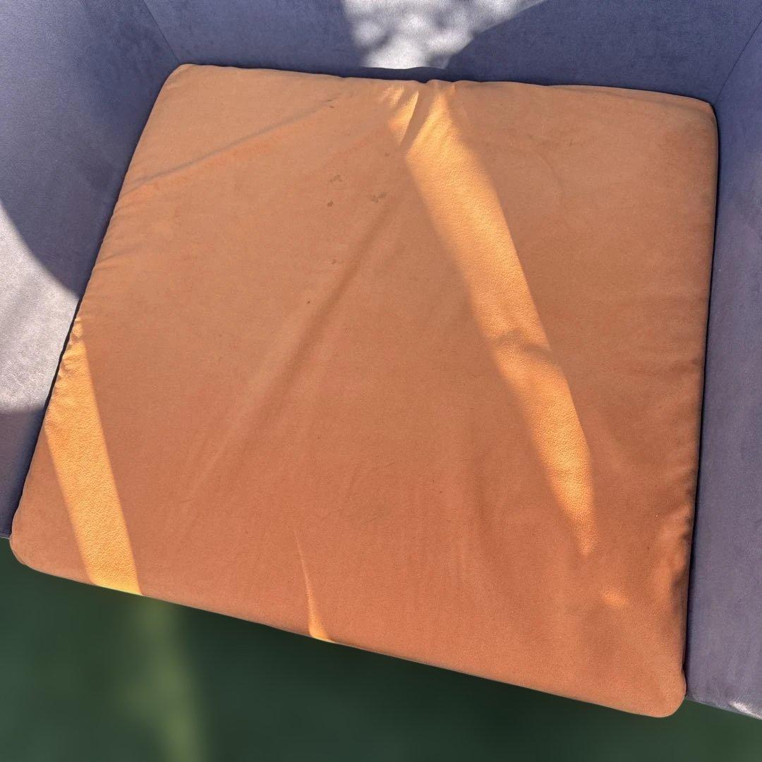 グレーの1人掛けソファ オレンジクッション付き Arflex