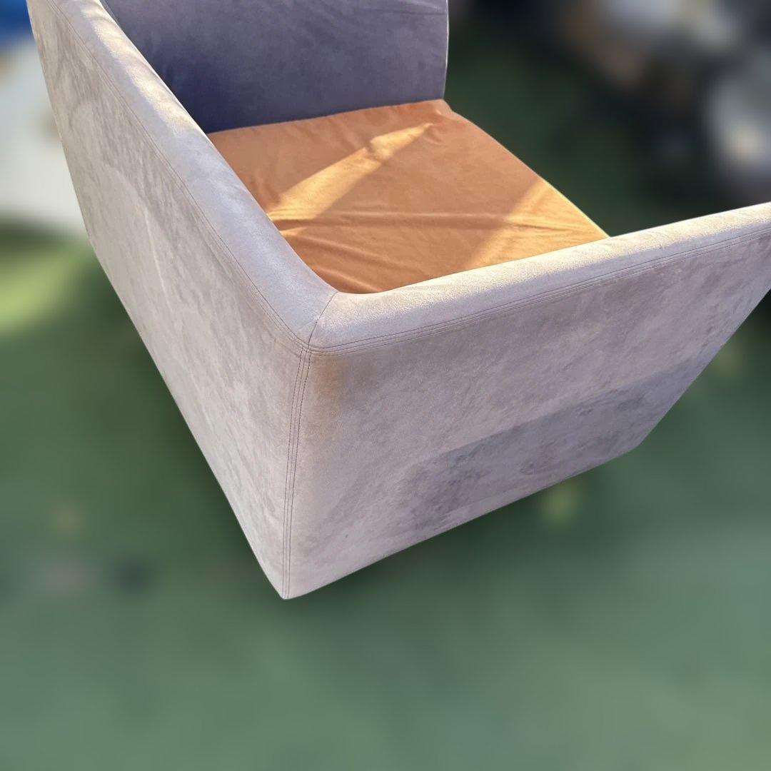 グレーの1人掛けソファ オレンジクッション付き Arflex