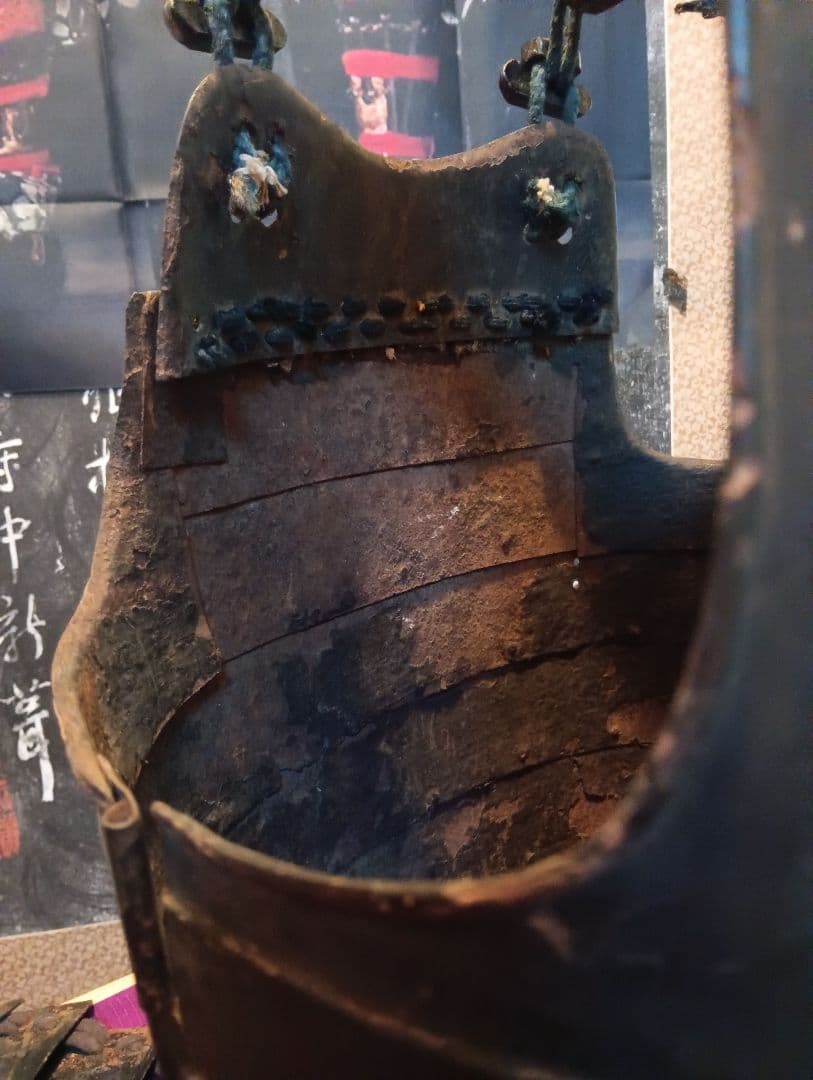 江戸時代前中期元禄年間稀少大和國甲冑師岩井喜左近勝重朱色在銘入本歌鉄地鎧胴当時物