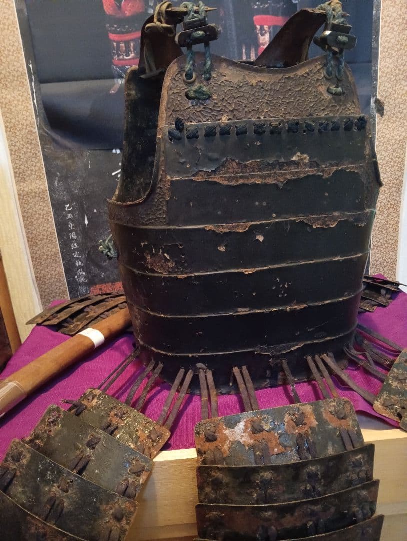 江戸時代前中期元禄年間稀少大和國甲冑師岩井喜左近勝重朱色在銘入本歌鉄地鎧胴当時物