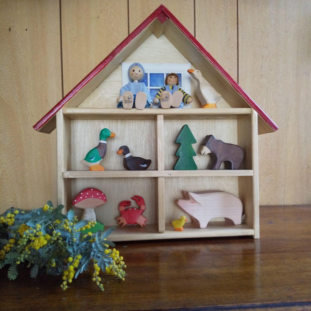 飾り棚とドイツの木のおもちゃ11点　　　　　ステンドグラスの窓付き