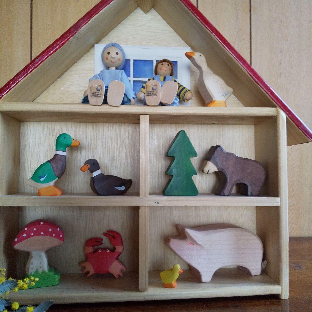 飾り棚とドイツの木のおもちゃ11点　　　　　ステンドグラスの窓付き