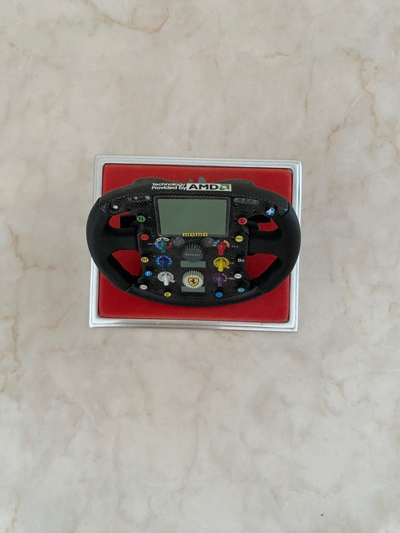 momo カーボンファイバー ステアリングホイール Ferrari