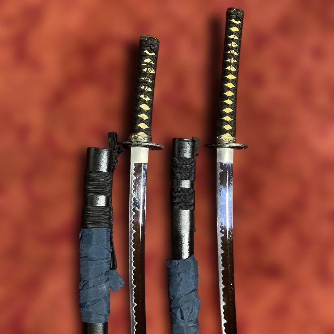 格安模造刀大小2本 黒柄 龍彫透し丸鍔黒梨地鞘(刀袋付)