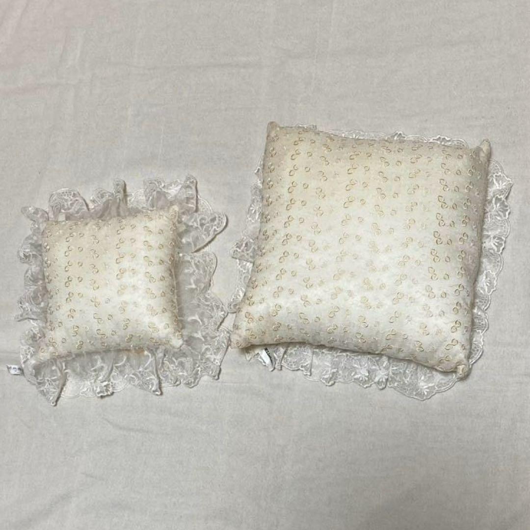 レース刺繍　昭和レトロ　白系　エレガント　クッション　大小2個セット　タグ付き