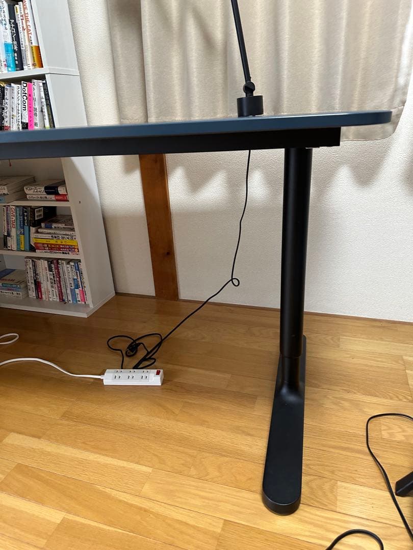 机と椅子とライトの3点セット