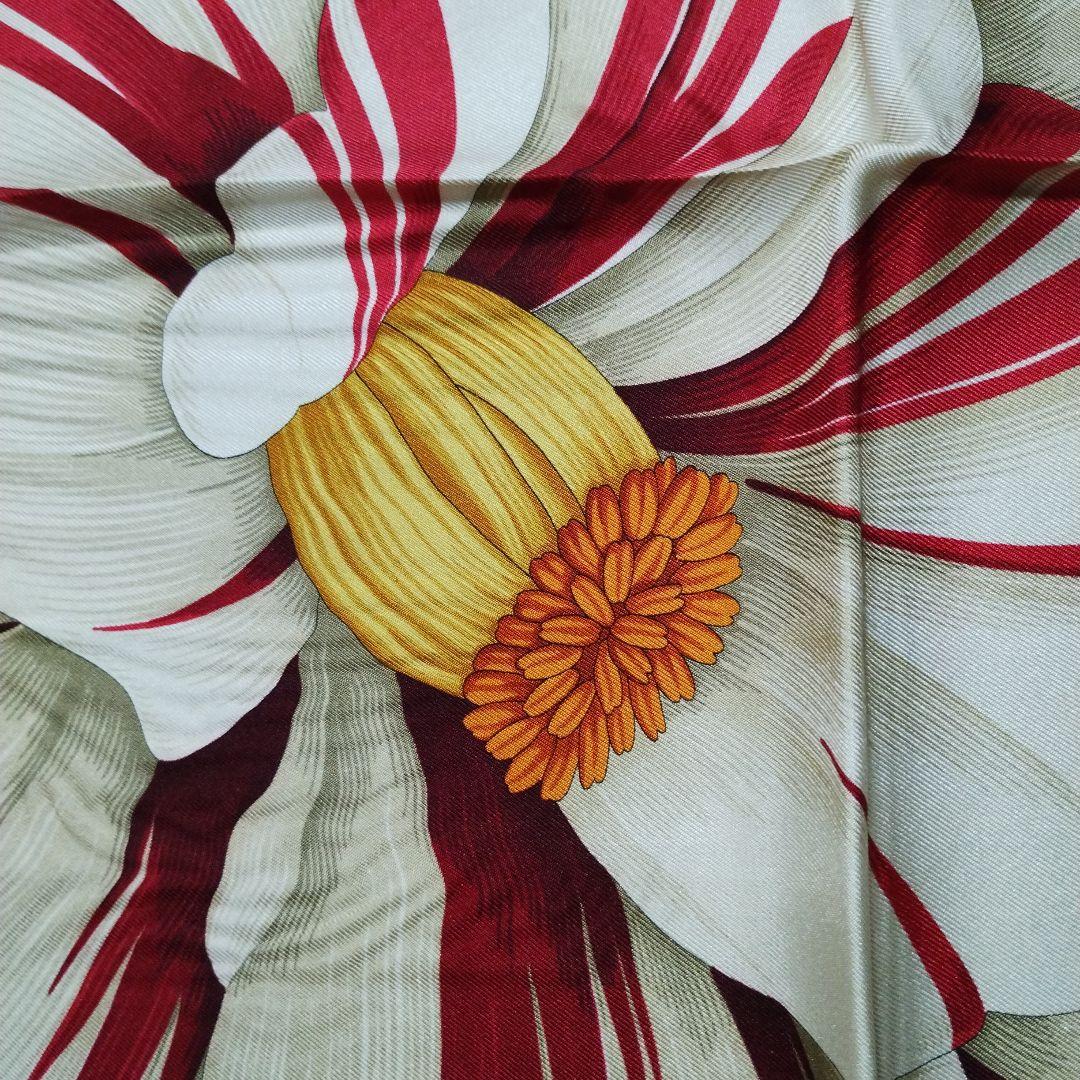 ■値下げしました■ Salvatore Ferragamo 花柄シルクスカーフ